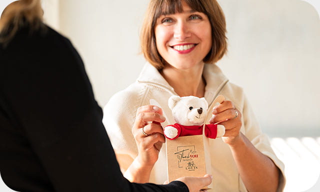 Frau bekommt Werbegeschnek und freut sich